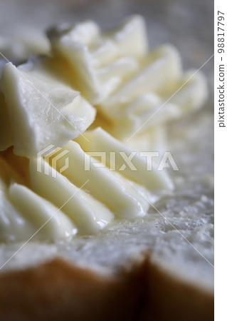 吐司上塗了一層人造奶油 98817797