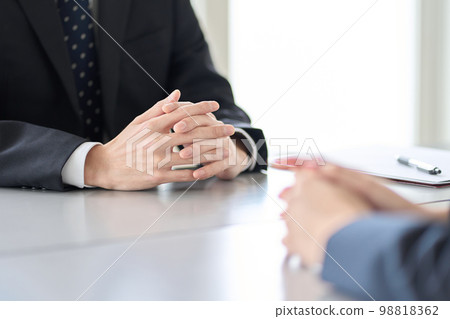 一位擔任管理職位的男士正在面試一名員工 一位擔任管理職位的男士正在面試一名員工 98818362