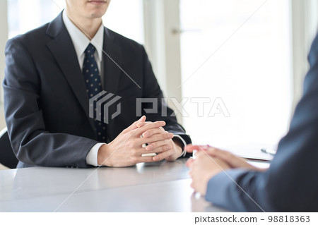 一位擔任管理職位的男士正在面試一名員工 98818363