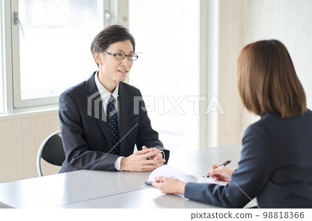 進行商務面試的女人 進行商務面試的女人 98818366