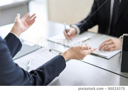 Hand of a business woman giving an explanation at a meeting 98818370
