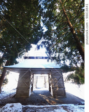 The main gate of Kayabe Shrine [Hiruzen, Maniwa City, Okayama Prefecture] 2 98818641
