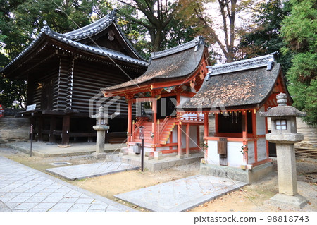 Japanese shrine in Kyoto: view of subordinate shrines behind the main shrine in Iwashimizu Hachiman precincts Japanese shrine in Kyoto: view of subordinate shrines behind the main shrine in Iwashimizu Hachiman precincts 98818743