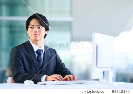 商務場景年輕人 98818823