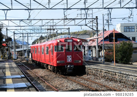 紅色火車(名鐵火車)運行的風景 紅色火車(名鐵火車)運行的風景 98819285