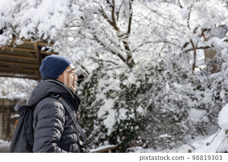 一個在雪天旅行的成熟男人 一個在雪天旅行的成熟男人 98819303