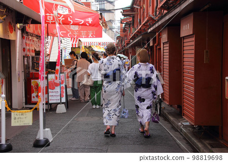 I saw the back of a young woman, Yukata, in a back alley. Japanese style looks good in the summer of downtown Asakusa. I saw the back of a young woman, Yukata, in a back alley. Japanese style looks good in the summer of downtown Asakusa. 98819698