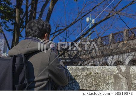 看著王子橋的男人的背影 看著王子橋的男人的背影 98819878