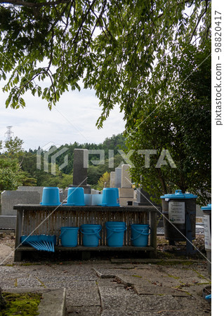 在亂葬坑中放置用於訪問墳墓的工具的地方 在亂葬坑中放置用於訪問墳墓的工具的地方 98820417