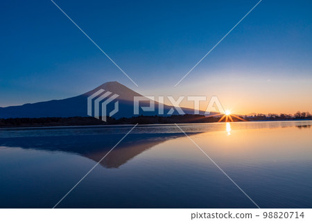 (Shizuoka Prefecture) Dawn of Lake Tanuki and Mt. Fuji in winter 98820714