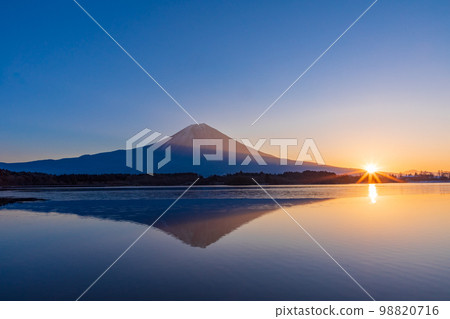 （靜岡縣）冬天的狸木湖和富士山的黎明 98820716