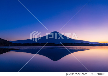 (Shizuoka Prefecture) Lake Tanuki and Mt. Fuji in winter before dawn 98820803