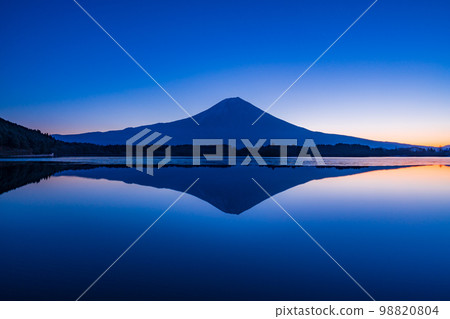 (Shizuoka Prefecture) Lake Tanuki and Mt. Fuji in winter before dawn 98820804