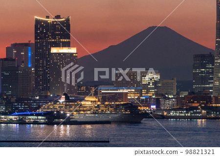 "Kanagawa Prefecture" Overlooking the night view of Yokohama and Mt. Fuji 98821321