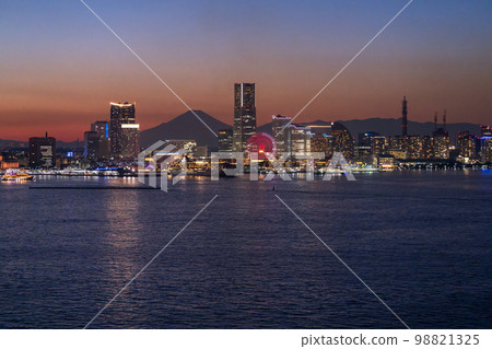 “神奈川縣”橫濱夜景全景和從富士山港口出發的豪華班輪 “神奈川縣”橫濱夜景全景和從富士山港口出發的豪華班輪 98821325