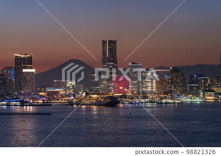"Kanagawa Prefecture" A panoramic view of the night view of Yokohama and the luxury liner departing from the port, Mt. Fuji "Kanagawa Prefecture" A panoramic view of the night view of Yokohama and the luxury liner departing from the port, Mt. Fuji 98821326