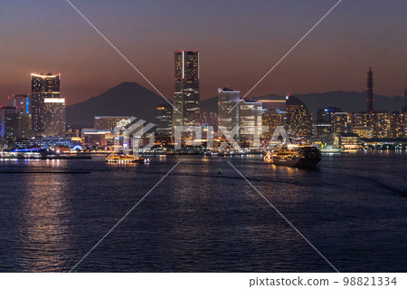"Kanagawa Prefecture" A panoramic view of the night view of Yokohama and the luxury liner departing from the port, Mt. Fuji 98821334