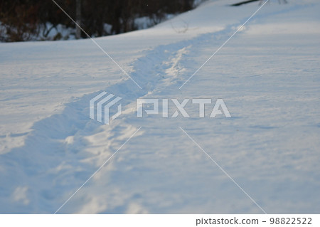 由人類腳印組成的雪道 98822522