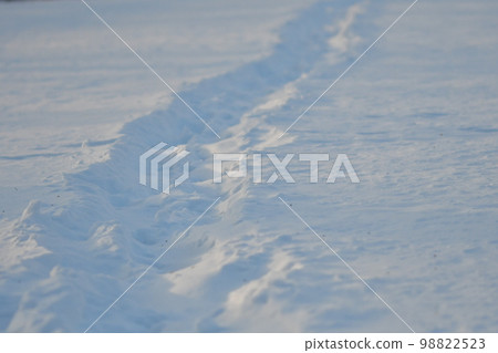 由人類腳印組成的雪道 由人類腳印組成的雪道 98822523