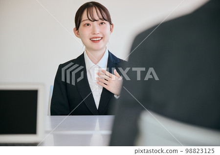 參加公司面試的年輕女性 參加公司面試的年輕女性 98823125
