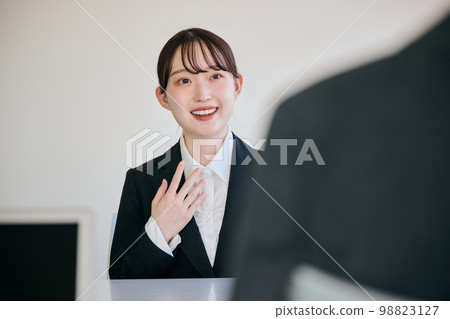 參加公司面試的年輕女性 98823127