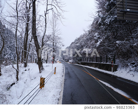 Snowy day road 98823363