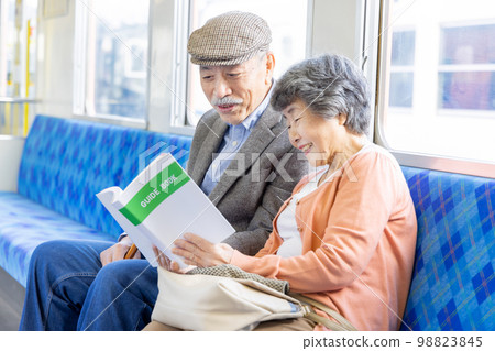 年長夫婦乘火車去旅行 98823845