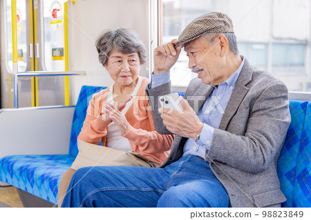 在火車上,老人對一位警告他不禮貌的高級女士表示理解 在火車上,老人對一位警告他不禮貌的高級女士表示理解 98823849