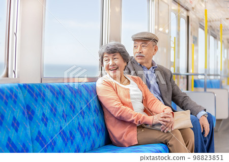 年長夫婦乘火車去旅行 年長夫婦乘火車去旅行 98823851