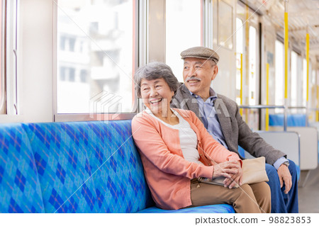 年長夫婦乘火車去旅行 年長夫婦乘火車去旅行 98823853