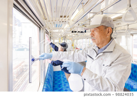 Senior men and women working at the railway Silver human resources Senior men and women working at the railway Silver human resources 98824035