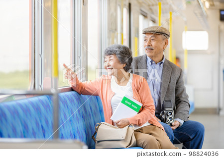 Senior couple going on a trip by train 98824036