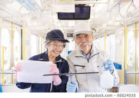 Senior men and women working at the railway Silver human resources Senior men and women working at the railway Silver human resources 98824038