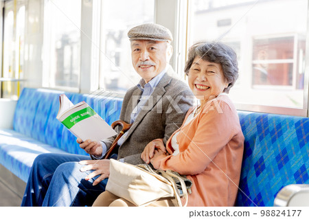 年長夫婦乘火車去旅行 年長夫婦乘火車去旅行 98824177