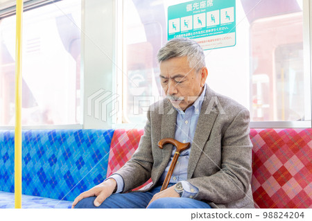 Knee pain Senior man using a silver sheet 98824204
