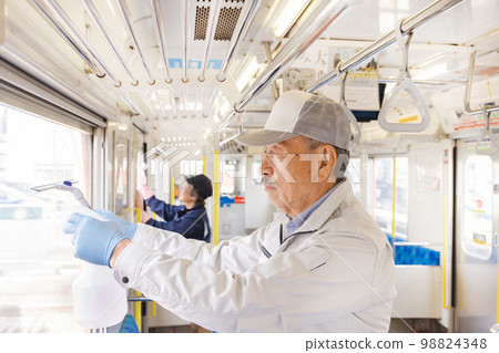 Senior men and women working at the railway Silver human resources Senior men and women working at the railway Silver human resources 98824348