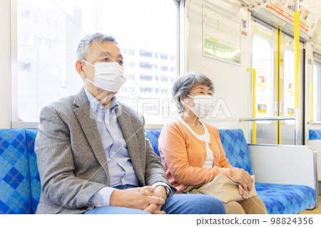 火車上戴口罩的高級男女 98824356