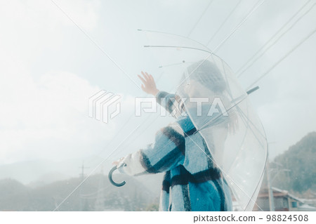 一位年輕女子在雪地裡聽音樂的照片 一位年輕女子在雪地裡聽音樂的照片 98824508