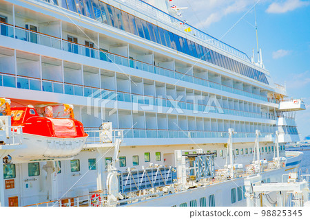 Asuka 2 (luxury cruise ship moored in Yokohama) Asuka 2 (luxury cruise ship moored in Yokohama) 98825345