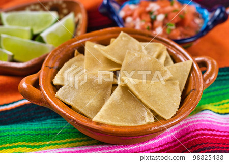 Mexican food Totopo 98825488