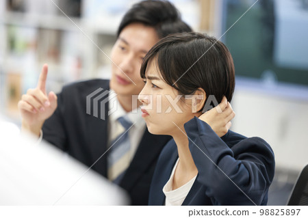 Business woman 2 who is scratching her head even after receiving advice 98825897