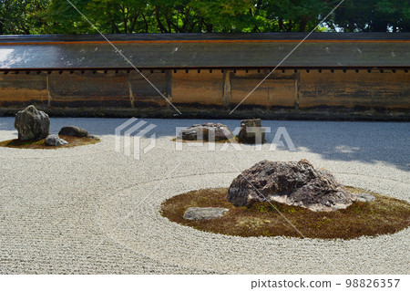 Stone garden of Ryoanji, Kyoto 98826357