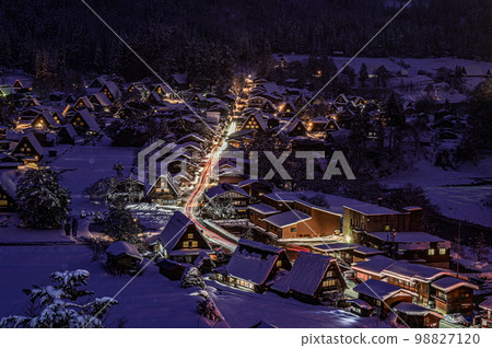 [Gifu] Snowy Shirakawa-go was lit up and I was able to see a wonderful scenery. 98827120