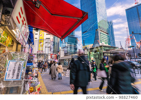 日本 2 月的東京城市景觀。隨著 5 月 8 日向 5 型的過渡,它將如何變化?電暈沉船中的澀谷。抗原試劑盒……=1天 日本 2 月的東京城市景觀。隨著 5 月 8 日向 5 型的過渡,它將如何變化?電暈沉船中的澀谷。抗原試劑盒……=1天 98827460