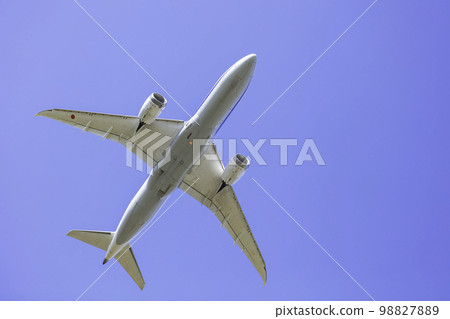 直接在波音 787 上空飛行的飛機 98827889