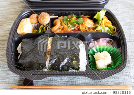 海藻便當盒與美味的炸雞 海藻便當盒與美味的炸雞 98828316