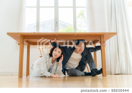 地震中年夫婦躲起來 98830444