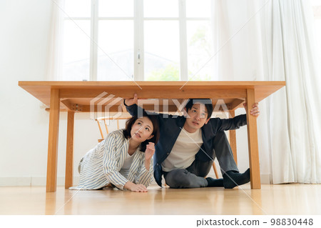 Earthquake middle-aged couple hide Earthquake middle-aged couple hide 98830448