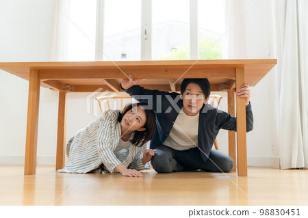 Earthquake middle-aged couple hide 98830451