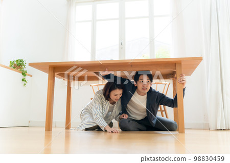 Earthquake middle-aged couple hide Earthquake middle-aged couple hide 98830459